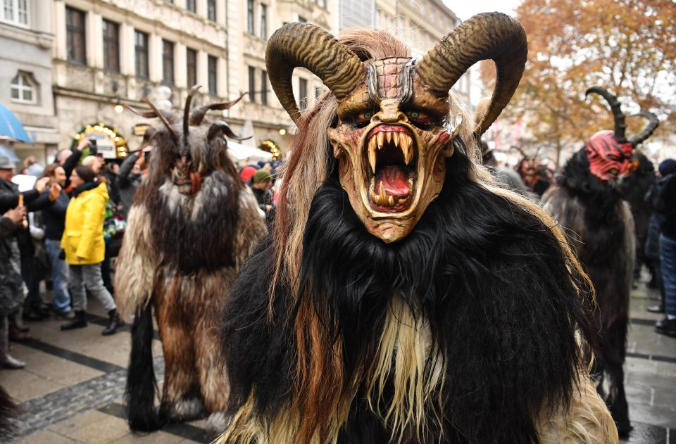 Hoá thân thành con quỷ Krampus khiến trẻ con nghe lời hơn