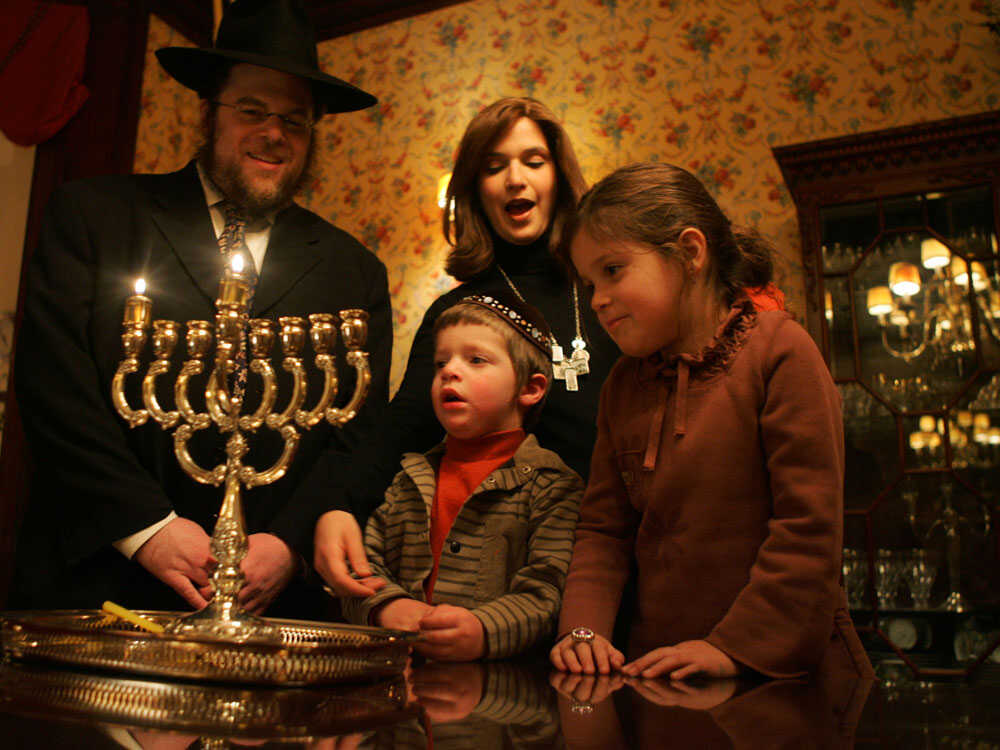 Đốt menorah là nghi thức quan trọng trong buổi lễ Hanukkah