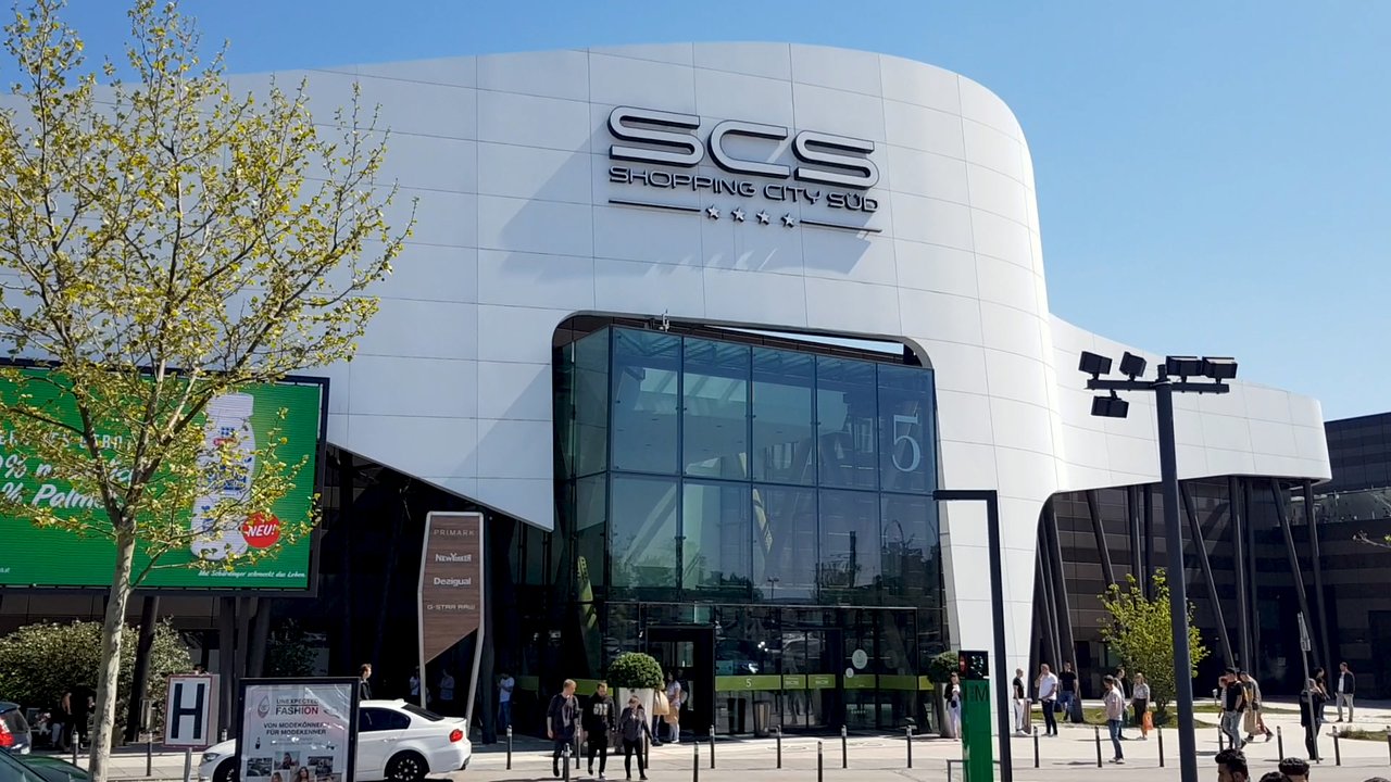 Vẻ đẹp bên ngoài vô cùng hoành tráng tại SCS Shopping Center