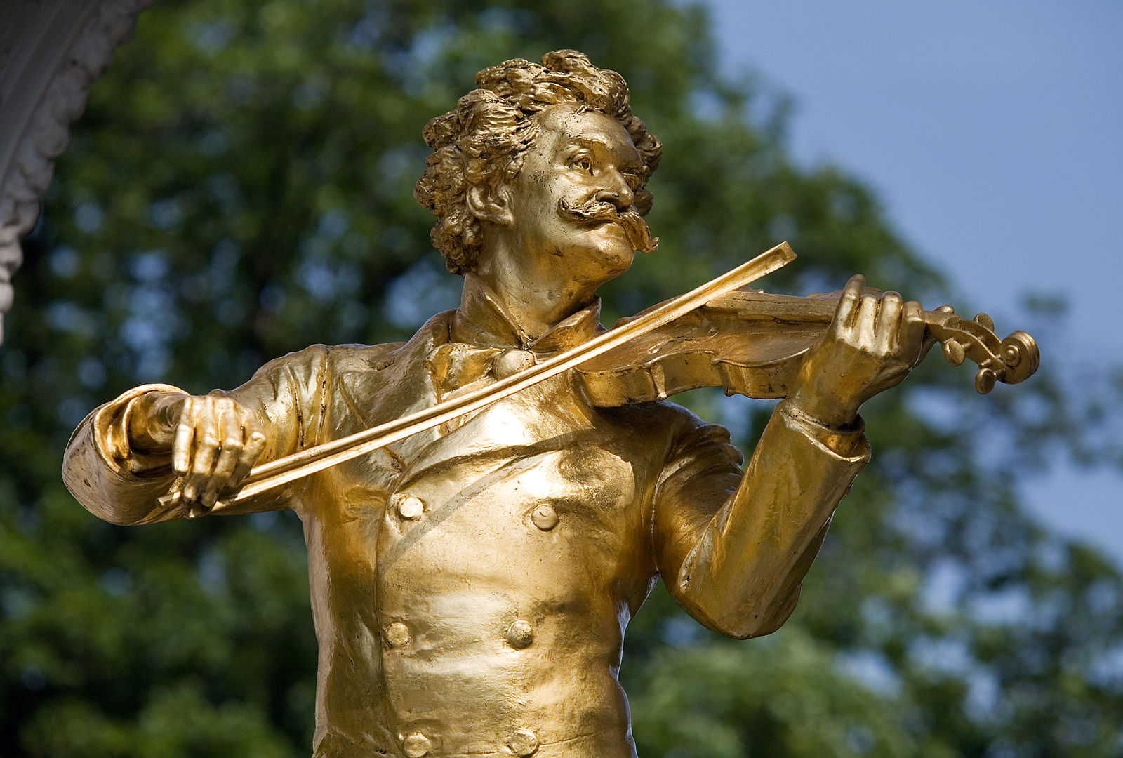 Bức tượng vàng của nhạc sĩ Johann Strauss II tại công viên Stadtpark