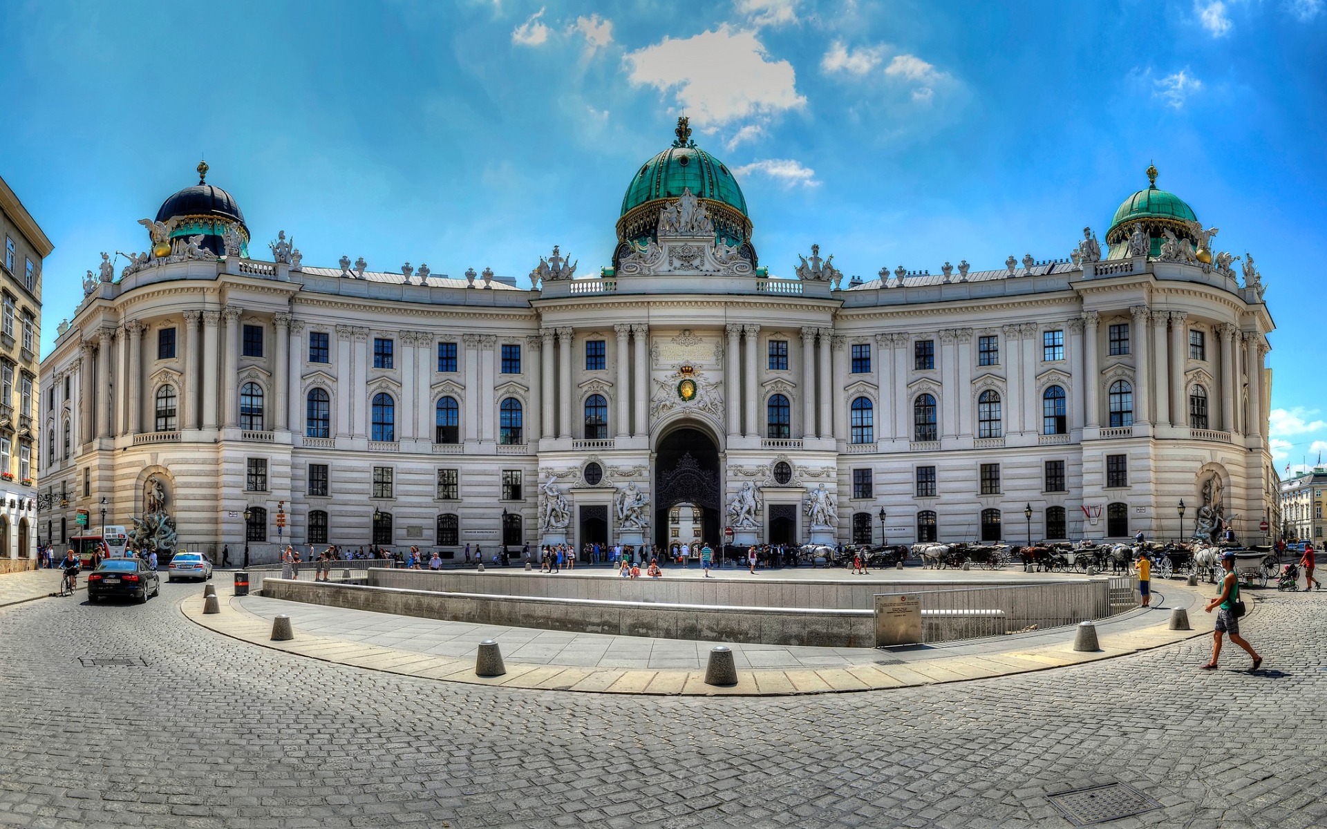 Cung điện Hofburg nằm ngay trung tâm thành phố